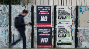 כרזות קמפיין בעד ונגד משאל העם בסן פרדיננדו די פוליה, איטליה, ב-20 במרץ 2026