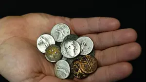 מטבעות בני 2,000 שנה, שעליהם כתב עברי קדום "שקל ישראל" ו"ירושלים הקדשה", נתפסו בניסיון הברחה לשטחים