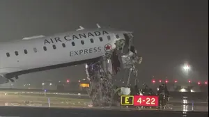 מטוס של חברת אייר קנדה אחרי שהתנגש ברכב כיבוי