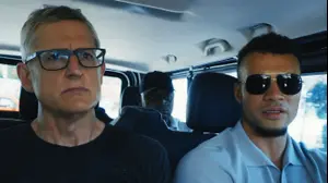 לואי ת'רו יחד עם המשפיען הסקסיסט HSTikkyTokky, מתוך הדוקו "לואי ת'רו: בעומק המנוספרה" (Louis Theroux: Inside the Manosphere)