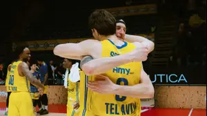 זאק הנקינס חוגג עם רומן סורקין, מכבי תל אביב