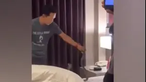 סיוט בחופשה תאילנד: קפץ מהמיטה עם נחש קוברה על הצוואר