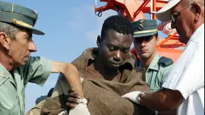 מהגר מאפריקה נשמר על ידי משמר הגבול הספרדי