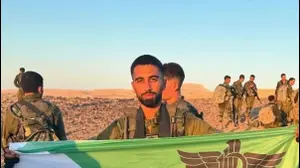 סמ״ר בן כהן ז"ל עם דגל של הפועל באר שבע