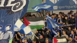 אוהדי קבוצת אירופה מספרד מניפים דגלי פלסטין