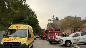 צוות מגן דוד אדום בזירת השריפה במעלות תרשיחא