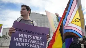 מפגינים מתאספים מחוץ לבית המשפט העליון של ארצות הברית בעת דיון בחוק של מדינת קולורדו האוסר על טיפולי המרה, וושינגטון, 7 באוקטובר 2025