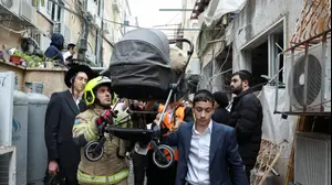 פינוי עגלת תינוק מזירת נפילה בבני ברק