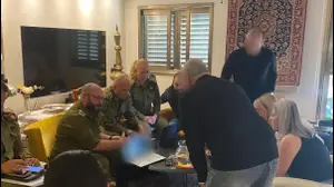 משפחתו של דב פרמט עם נציגי צה"ל