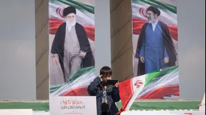 תלמיד בית ספר מצדיע במהלך טקס הנפת דגל לציון היום הלאומי של איראן במרכז טהרן, 1 באפריל 2026