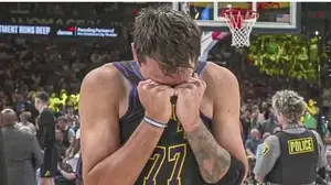 לוקה דונצ'יץ' נפצע במשחק של לוס אנג'לס לייקרס