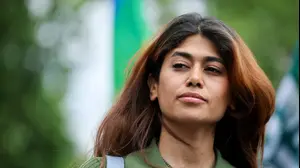 חברת הפרלמנט האירופית רימה חסן בהפגנה פרו-פלסטינית בפריז, צרפת, 14 ביוני 2025