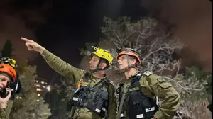צוותי פיקוד העורף בזירת הנפילה בחיפה