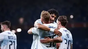 רוי רביבו ושחקני מכבי תל אביב חוגגים עם עידו שחר