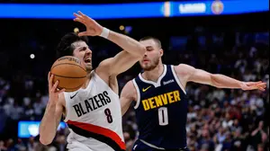 שחקן פורטלנד טריילבלייזרס, דני אבדיה, מול שחקן דנבר נאגטס, כריסטיאן בראון