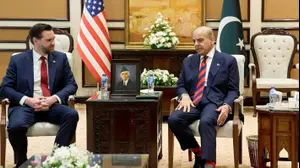 סגן נשיא ארצות הברית ג'יי די ואנס לצד ראש ממשלת פקיסטן שהאבז שריף, לקראת המשא ומתן מול איראן