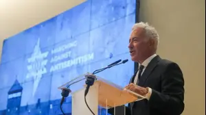 סילבן אדמס, נשיא הקונגרס היהודי העולמי בישראל, נואם במסיבת העיתונאים בנושא אנטישמיות במצעד החיים.