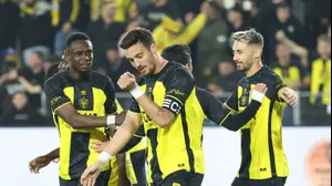 שחקני בית"ר ירושלים חוגגים עם ירדן שועה