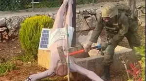 חייל מנתץ פסל של ישו בדרום לבנון