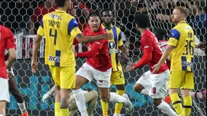 שחקני הפועל תל אביב חוגגים עם צ'יקו לפני פסילת השער בדרבי