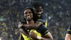 בריאן קרבאלי שחקן בית"ר ירושלים חוגג שער, מאחוריו נאנה אנטווי