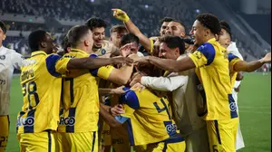 שחקני מכבי תל אביב חוגגים אחרי ניצחון בדרבי