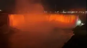 מפלי הניאגרה מוארים בכתום לזכר משפ' ביבס