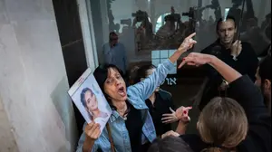 מהומה בזמן דיון בעתירה בדרישה להקים ועדת חקירה ממלכתית לאירועי 7 באוקטובר, ביהמ"ש העליון, 23 באפריל 2026