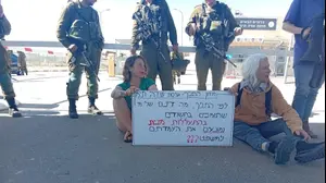 המפגינים מחוץ לשדה תימן