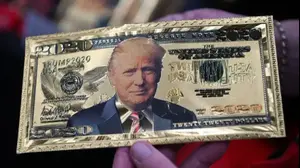 מרצ'נדייז של נשיא ארה"ב, דונלד טראמפ, נמכרים במהלך הכנס השנתי והתערוכות של איגוד הרובאים הלאומי (NRA) ביוסטון, טקסס, ארה"ב