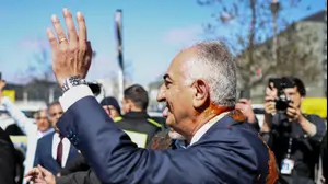 בן השאה הגולה, רזא פהלווי, לאחר שהותז בפניו צבע אדום, ברלין, גרמניה, 23 באפריל 2026