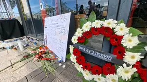 עמדת זיכרון שהוצבה מחוץ לפיצרייה שבה עבד בנימין זליקה, שנרצח ביום העצמאות בפתח תקווה. 24 באפריל 2026