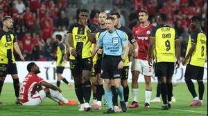 השופט דוד פוקסמן במשחק בין הפועל באר שבע לבית"ר ירושלים