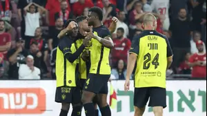 שחקני בית"ר ירושלים חוגגים עם טימו מוזי