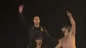 אוהדי בית"ר ירושלים חוגגים עם השחקנים לאחר הפועל באר שבע