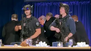 נשיא ארצות הברית דונלד טראמפ תופס מחסה ומוצא מהמקום ע"י מאבטחחים לאחר ניסיון ההתנקשות בו 4042283