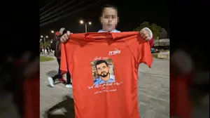 ר' עם חולצה של הפועל באר שבע. נעקץ ב-2,000 שקל