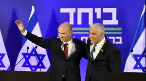 יאיר לפיד ונפתלי בנט מצהירים על איחוד מפלגתם, 'ביחד' ברשות בנט, 26 באפריל 2026