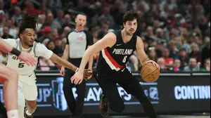שחקן פורטלנד טריילבלייזרס דני אבדיה מול שחקן סן אנטוניו ספרס סטפון קאסל