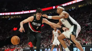 שחקן פורטלנד טריילבלייזרס דני אבדיה מול שחקן סן אנטוניו ספרס קלדון ג'ונסון