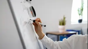 אילוסטרציה - מורה רושמת על לוח