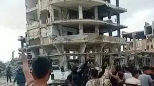 מיליציית אבו שבאב וא-דהיני בכיכר אבו אחמד בח'אן יונס, מחלקים סיגריות לתושבים