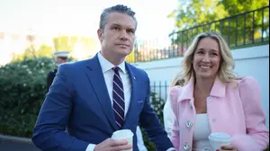 שר המלחמה האמריקאי פיט הגסת' ואשתו ג'ניפר ראושה. ארוחת ערב לכתבי הבית הלבן. אפריל 2026