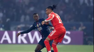 מייקל אוליסה שחקן באיירן מינכן מול נונו מנדש שחקן פריז סן ז'רמן