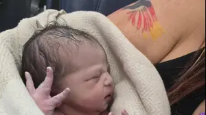 תינוקת נולדה בטיסת דלתא איירליינס
