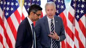 מנכ"ל גוגל, סונדר פיצ'אי (משמאל), משוחח עם שר האנרגיה האמריקאי, כריס רייט