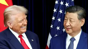 נשיא ארה"ב דונלד טראמפ נפגש עם נשיא סין שי ג'ינפינג - בשולי פסגת APEC בבוסאן