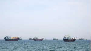 אוניות וסירות במצר הורמוז - בצל המצור הימי