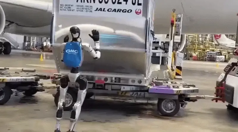 המזוודות יעברו לידיים רובוטיות: המהפכה שתחליף את הסבלים בנמל התעופה בטוקיו