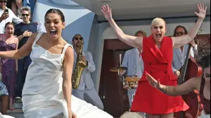 רבל ווילסון, שרלוט מקאינס, קופצות לים במסיבה לקראת בכורת סרטה של ווילסון, "The Deb"